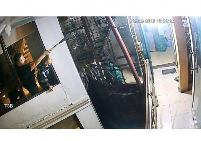 ... thậm chí cho người dùng dao, uy hiếp người nhà bà Oanh.