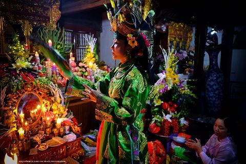 Một bà đồng tại đền Tam Phủ, Hà Nội. Ảnh: Tewfic El-Saw