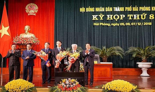 Lãnh đạo TP tặng hoa chúc mừng cho các đồng chí được bầu bổ sung chức danh.