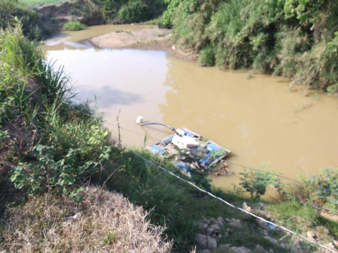 Theo chủ cơ sở VLXD Thành Phát, xã Cư Bông thì chiếc bè hút cát kia chỉ để cho vui thôi chứ không hút