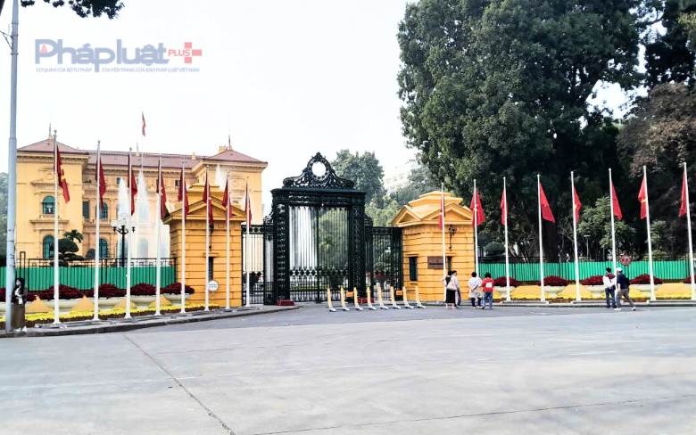 Cờ Đảng, cờ Tổ quốc trước Phủ Chủ tịch.