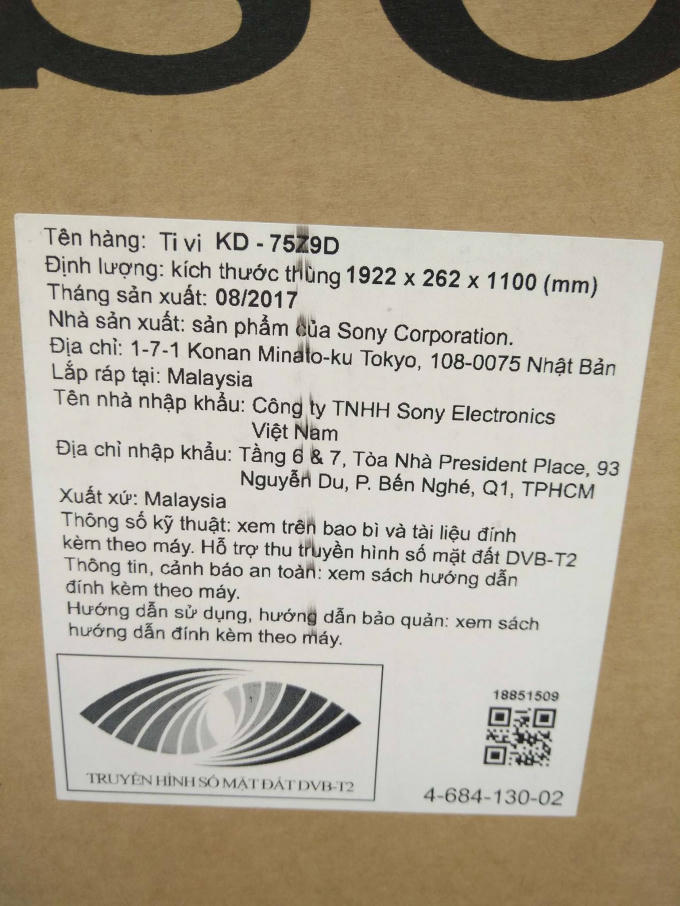 Những thông số kỹ thuật trên vỏ hộp của chiếc Tivi.