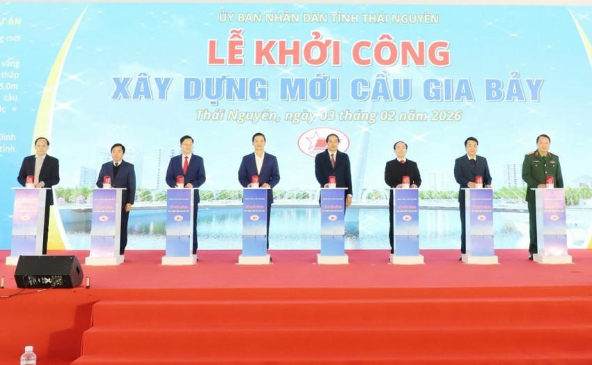 Các đại biểu thực hiện nghi thức khởi công dự án.