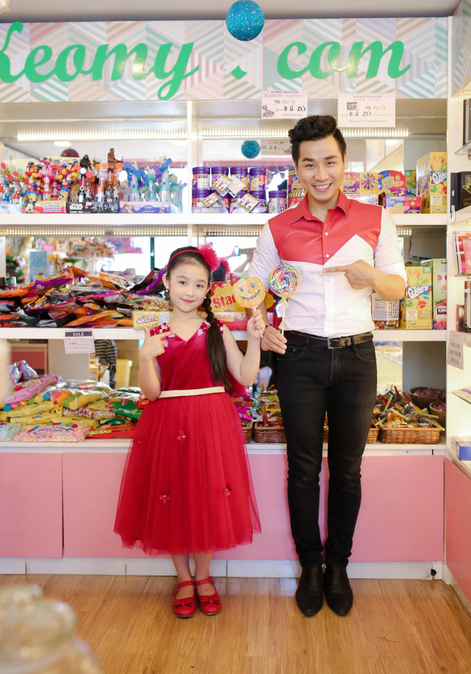 Nguyên Khang - Bảo Ngọc diện trang phục yon sur ton đi chơi 1/6