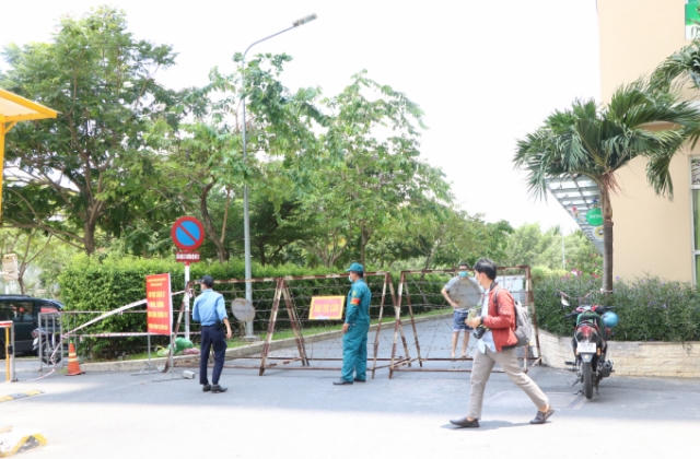 Người dân tranh thủ tiếp tế lương thực vào chung cư Sunview town - nơi bị phong tỏa do có ca dương tính lần 1 COVID-19