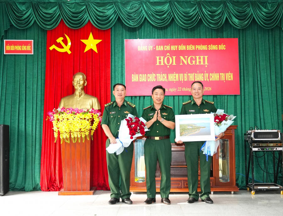 Đại tá Phạm Minh Giang tặng hoa chúc mừng Thượng tá Nguyễn Văn Việt (bên phải) và Trung tá Vũ Duy Chinh.