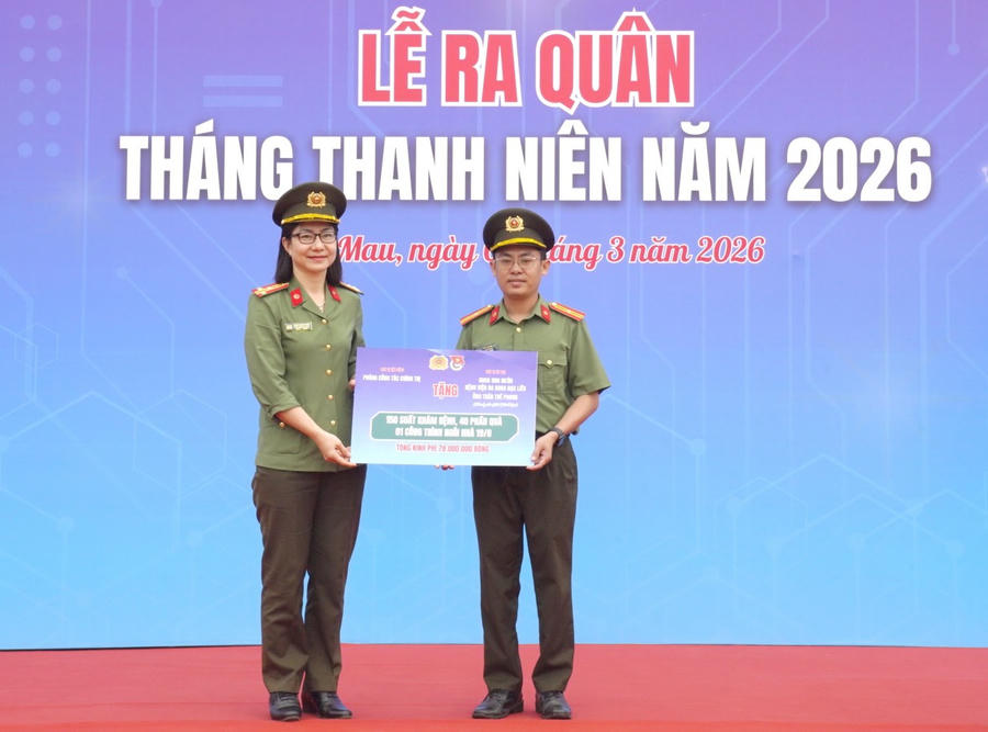 Thượng tá Phạm Thanh Thảo – Phó Trưởng phòng Công tác chính trị, đại diện nhà tài trợ trao tặng “Ngôi nhà 19/8”, 150 suất khám bệnh và 40 phần quà an sinh xã hội.