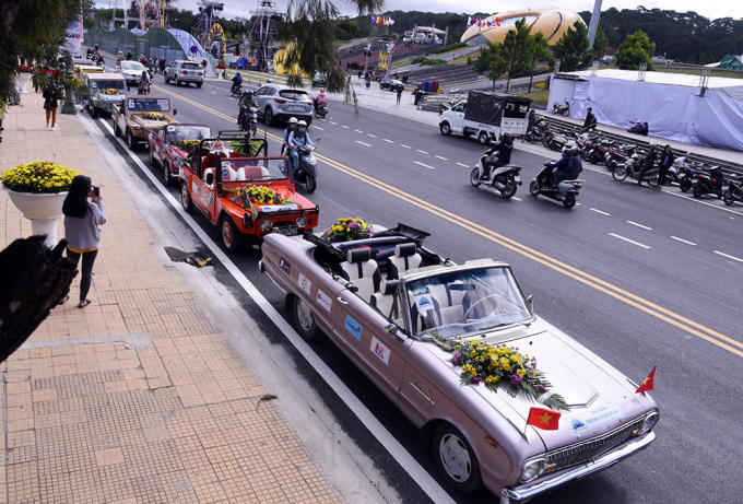 Buổi diễu hành đã thu hút gần 30 chiếc xe cổ từ 7 dòng xe có thương hiệu của các nước Italia, Pháp, Đức, Nhật Bản..., trong đó có nhiều xe có tuổi đời hàng trăm năm đến hàng chục năm.