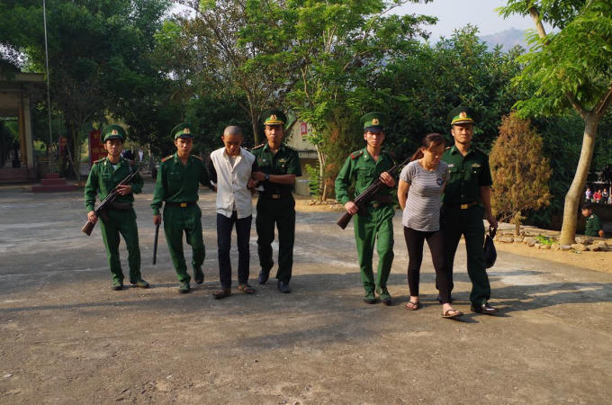 Hai đối tượng tại Mường Lát đã bị bắt giữ khi vừa vận chuyển ma túy về biên giới. (Ảnh: BĐBP cung cấp)