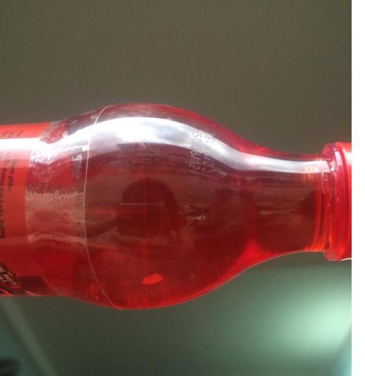 Hội TC và bảo vệ NTD xác nhận: Chai Rồng Đỏ chứa cặn còn nguyên nắp, chưa mở.