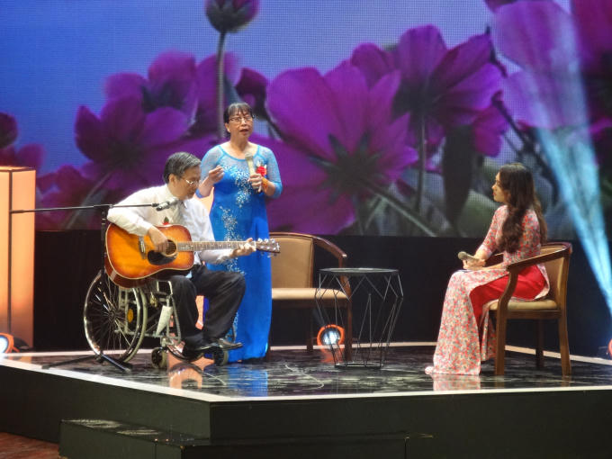 Vợ chồng anh Lê Đức Hiền - Nguyễn Thị Đượm trên sân khấu Chương trình. Ảnh: Ngọc Nga