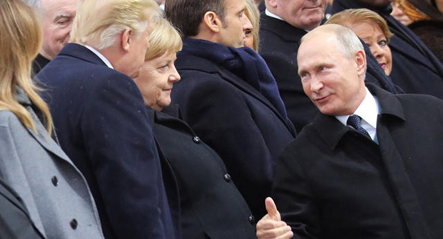 Tổng thống Vladimir Putin trò chuyện với Tổng thống Mỹ Donald Trump và Thủ tướng Đức Angela Merkel tại sự kiện kỷ niệm 100 năm kết thúc Thế chiến 1 ở Pháp hôm 11/11. (Ảnh: Sputnik)