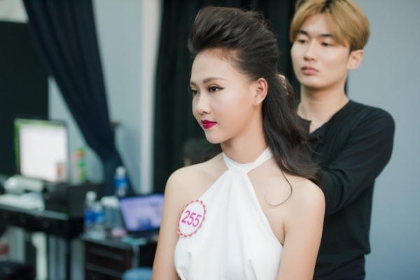 Một thí sinh đang được chuyên gia làm tóc tạo kiểu phù hợp cho mình.