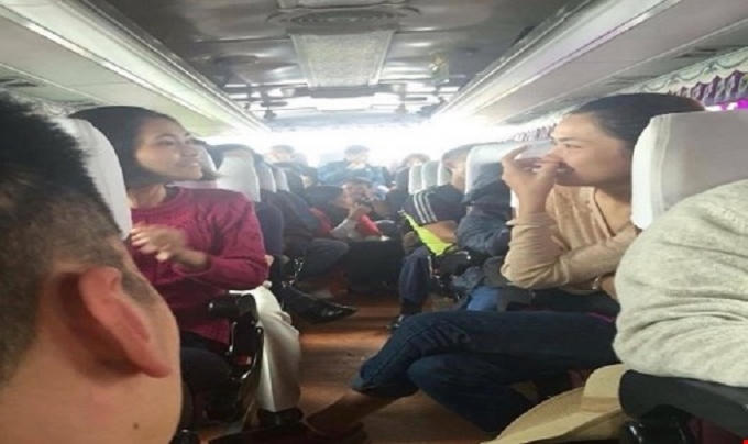 “Thượng đế” của hãng hàng không VN Airlines bị nhồi nhét trên xe trung chuyển.