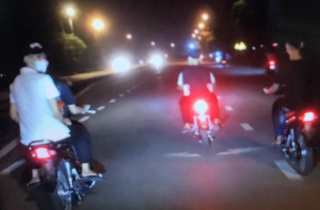 Nhiều thanh niên lạng lách, đầu trần gây nguy hiểm cho người đi đường