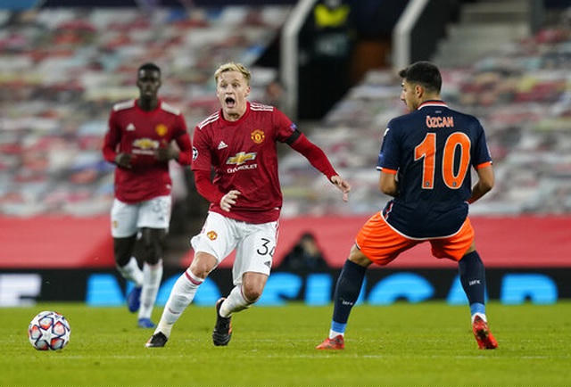 Van De Beek (trái) được ra sân trong đội hình xuất phát của Man Utd
