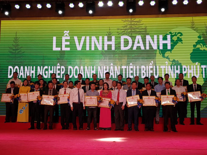 Các doanh nghiệp lên nhận bằng khen của Bí thư và Chủ tịch  tỉnh Phú Thọ về những sự đóng góp cho sự phát triển kinh tế xã hội của tỉnh.