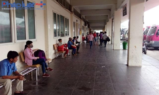 Lượng người đến bến xe Giáp Bát đã trở nên thưa thớt.