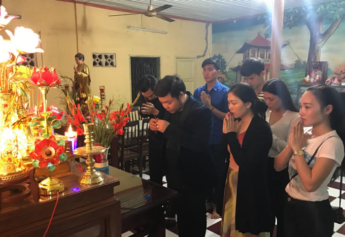 Quang Lê cùng học trò thành kính viếng thăm mộ các nghệ sĩ lão thành vào lúc nửa đêm.
