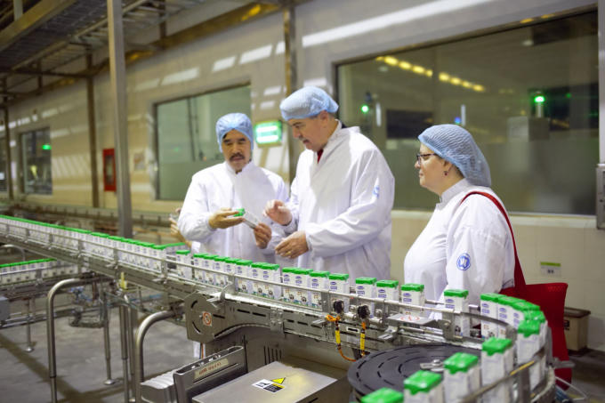 Ông Nguyễn Quốc Khánh – Giám đốc Điều hành R&amp;amp;D của Vinamilk giới thiệu đến Thứ trưởng và Tổng Lãnh sự dây chuyền sản xuất sữa của nhà máy