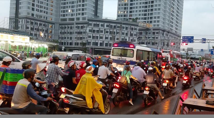 Đất công thuộc quy hoạch lộ giới đường Nguyễn Hữu Thọ bị chiếm dụng làm quán nhậu là hình ảnh phản cảm mỗi khi giao thông ùn tắc.