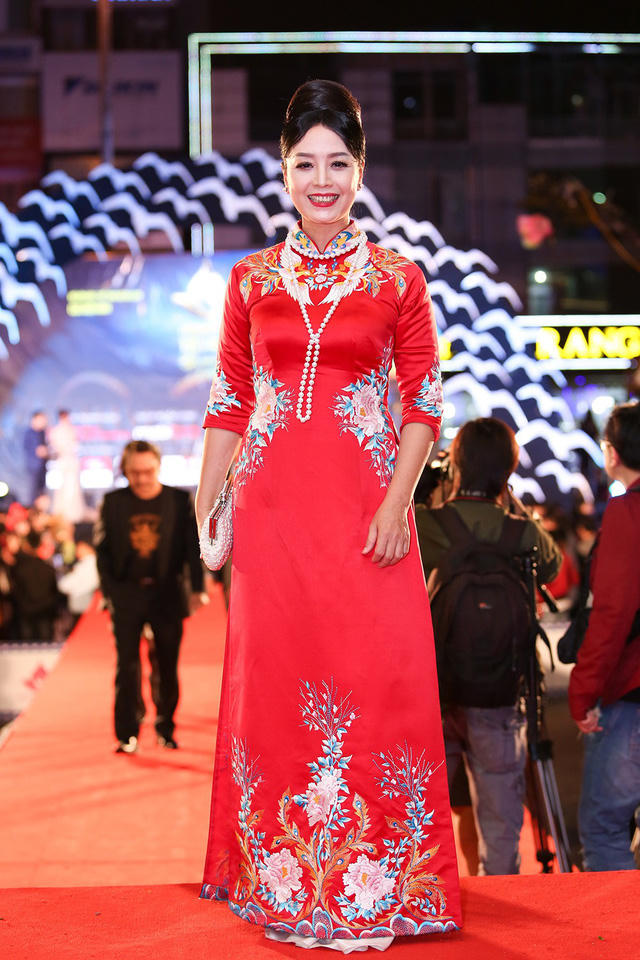 NSND Chiều Xuân lộng lẫy với áo dài truyền thống với họa tiết đặc sắc và ấn tượng trên thảm đỏ Liên hoan phim