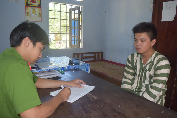 Công an thị xã Hương Thuỷ lấy lời khai đối tượng.