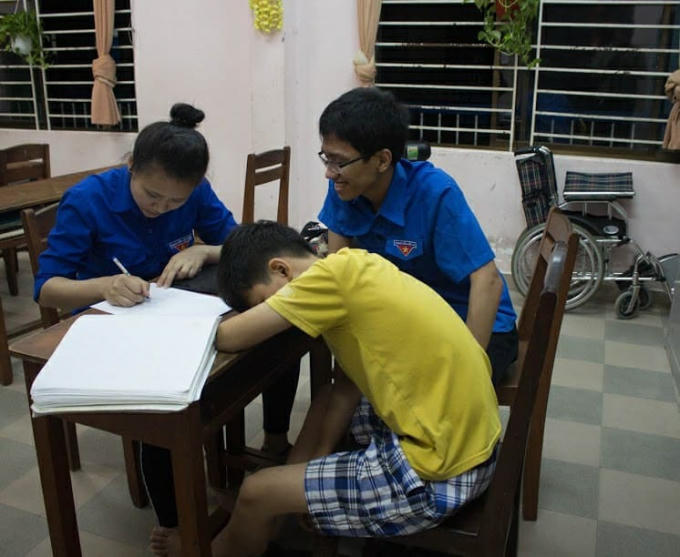 Nhiều em khuyết tật vươn lên mạnh mẽ từ lớp học đặc biệt do các bạn sinh viên Đà Nẵng lập ra. (Ảnh: Hoa Nhi)