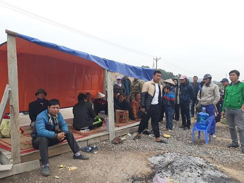 Dân dựng lều phản đối doanh nghiệp "đào núi" về đêm. Ảnh: Infonet.