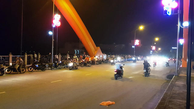 Trên cầu Lê Công Thanh cũng rất đông người đến xem mức nước.