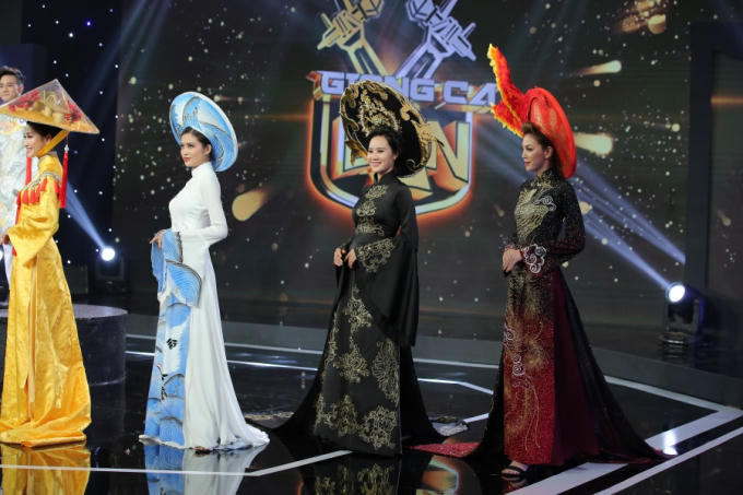 Vừa h&aacute;t vừa tr&igrave;nh diễn bộ sưu tập thời trang, trai đẹp g&acirc;y n&aacute;o loạn Giọng Ca B&iacute; Ẩn