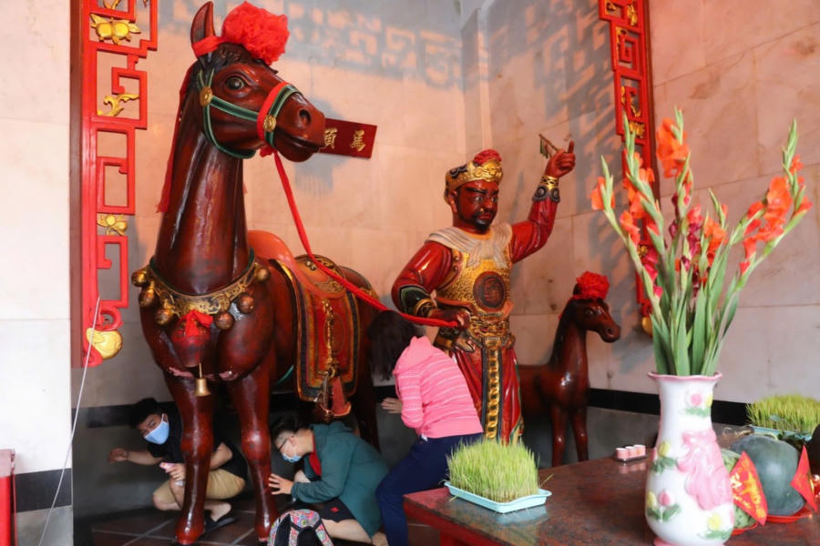 Người dân, du khách chui bụng tượng ngựa ở Chùa Ông với mong muốn một năm mới may mắn, bình an.