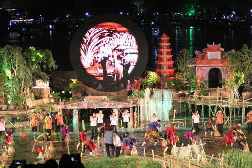 “Âm vọng sông Hương” được biểu diễn trên sân khấu chìm ở sông Hương với quy mô lớn.
