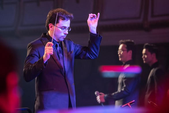 Nhạc trưởng tài năng như Olivier Ochanine (Pháp) chỉ huy dàn nhạc giao hưởng