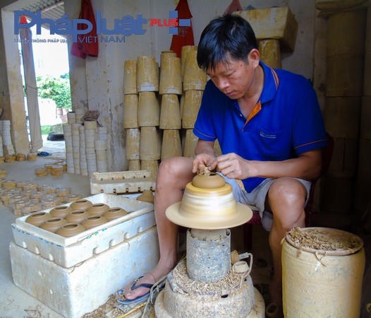 Quy trình làm ra sản phẩm gốm cũng trải qua nhiều công đoạn từ ngâm đất sét trong bể, sau đó làm nhuyễn đất bằng giẫm chân hoặc máy nghiền. Đất nhuyễn được được đặt lên bàn xoay tạo sản phẩm mang phơi khô hoặc sấy rồi đắp họa tiết, đánh giấy ráp lau chùi sạch sẽ. Sau đó phơi khô hẳn sản phẩm, một số mặt hàng được tráng thêm lớp men theo đơn đặt hàng riêng, còn thường là để mộc và cho vào lò nung.