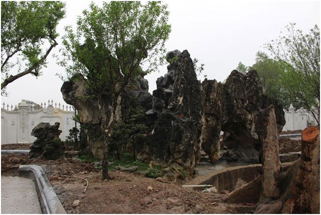 Ngăn giữa hai bên lâu đài là hồ tiểu cảnh và hòn non bộ, vừa đảm bảo tính thẩm mỹ, vừa mang ý nghĩa phong thủy cho gia chủ.