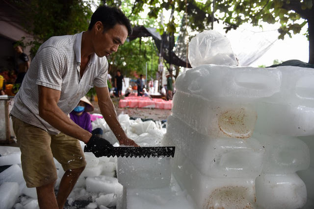 Nh&acirc;n c&ocirc;ng phải tiếp x&uacute;c với đ&aacute; lạnh h&agrave;ng giờ đồng hồ.