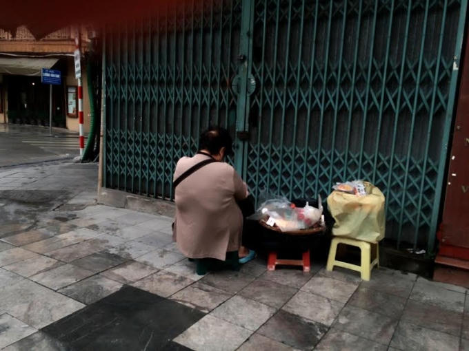 Người H&agrave; Nội co ro đ&oacute;n cơn lạnh đầu m&ugrave;a