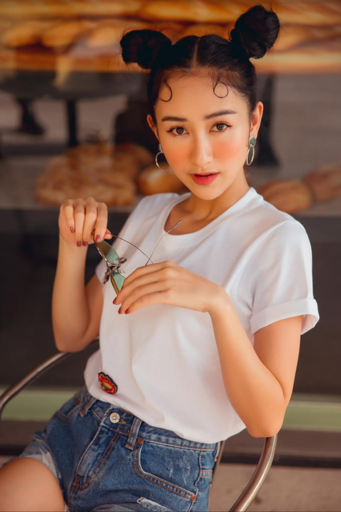 Bên cạnh đó, người đẹp sinh năm 1992 lại chọn những chiếc áo thun họa tiết tinh nghịch, những chiếc áo somi được thêu cầu kỳ, càng làm cho Hà Thu toát lê sự tinh tế của mình. Điểm nhấn đặc biệt trong bộ ảnh này là những chiếc túi xách sành điệu của Dior, Gucci…được kết hợp “ăn ý” trong tổng thể bộ trang phục dạo phố sành điệu của người đẹp này.