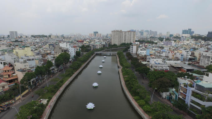 7 đóa sen trắng thanh tịnh bên dòng kênh Nhiêu Lộc đang hồi sinh.