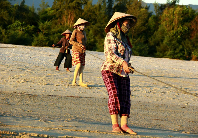 Công việc này không thể làm với sức của 1 người, mà phải làm và có sự phối hợp của nhiều người một lúc mới xuể.