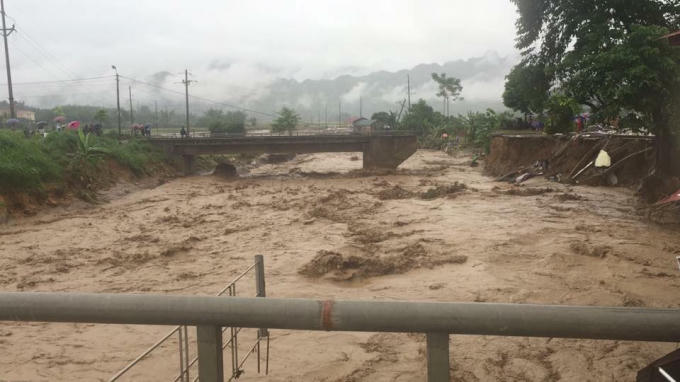 Tại bản Dạng Phổng, xã Ngọc Chiến, huyện Mường La mưa lũ đã cuốn trôi 1 nhà và làm 1 người chết