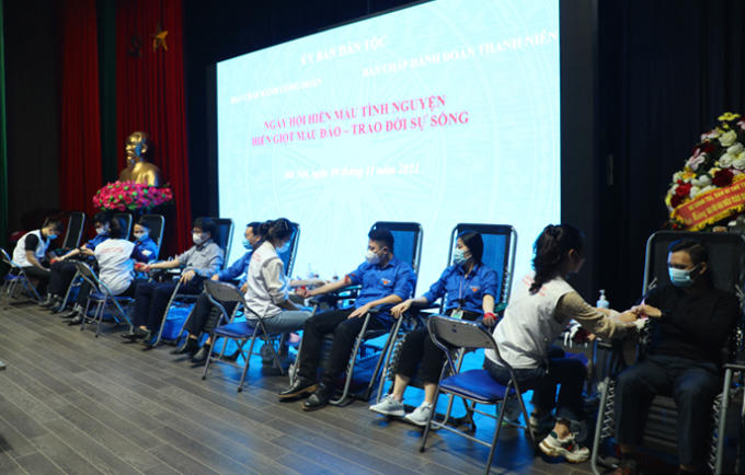 Các đồng chí đoàn viên thanh niên tham gia hiến máu.