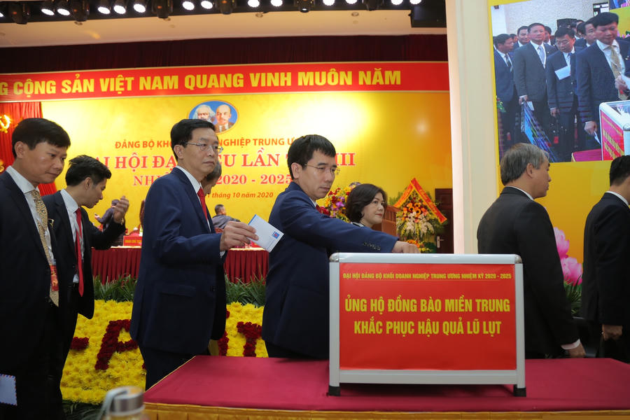Các đại biểu quyên góp ủng hộ đồng bào miền Trung. Ảnh: Petrotimes