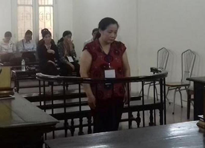 Bị cáo Nụ trước vành móng ngựa trong phiên tòa.