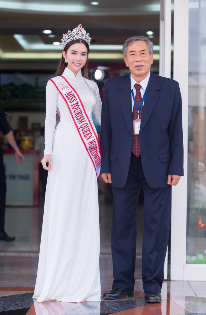 HH Huynh Vy chup hinh cung hieu truong va cac thay co, SV trong truong (1).