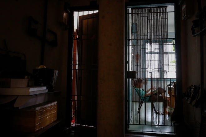 Hầu hết các căn phòng trong chung cư có diện tích nhỏ hẹp khoảng 20-60 m2, thiếu ánh sáng nên người dân phải làm thêm nhiều cửa sổ, mành che để không gian căn phòng sáng sủa hơn.