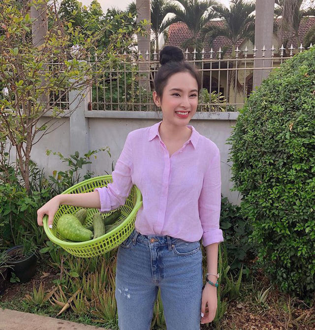 Trái với hình ảnh thời thượng, sành điệu ngày thường khi xuất hiện trong các sự kiện, Angela Phương Trinh diện áo sơ mi, quần jeans, ra vườn. Với nụ cười rạng rỡ, cô chia sẻ: "Cả nhà thấy hình ảnh này có nhớ Vy trong Mùi ngò gai không?''