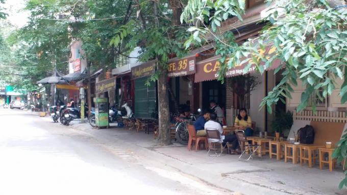 Một con ngõ trên đường Nguyên Hồng, hàng quán cũng lưa thưa khách.