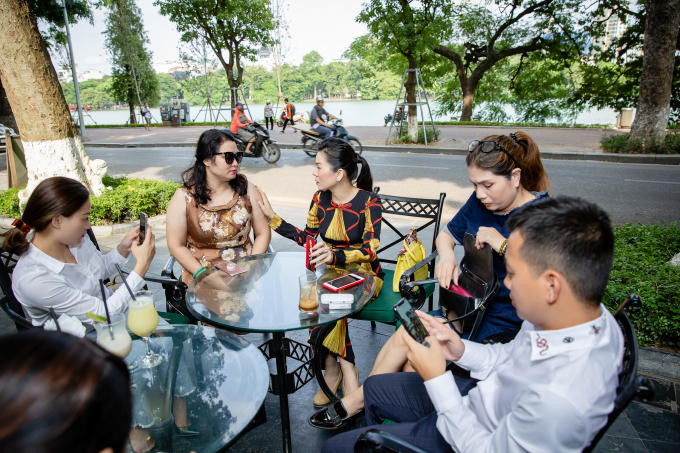 Ê kíp bàn bạc với nhau về chương trình.